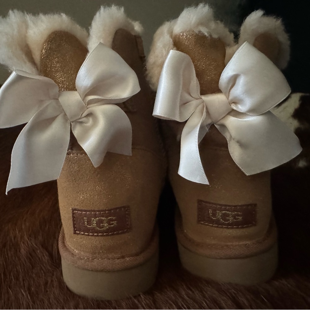 *BRAND NEW* UGG Shimmer Tan Ankle Boots with White Bows